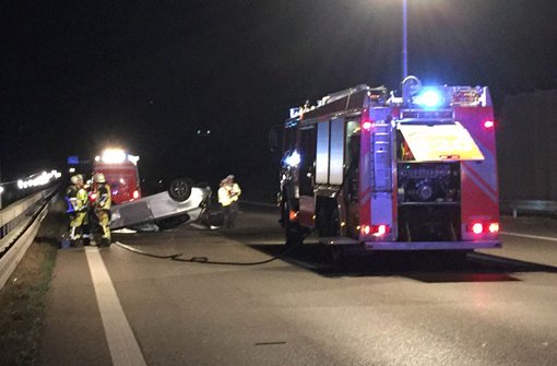 Auf der A8 hat es am Samstag in Höhe des Stuttgarter Flughafens einen schweren Unfall gegeben. Foto: 7aktuell/Alexander Hald