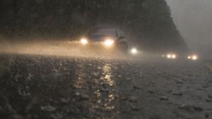 Am Mittwoch ist Starkregen mit bis zu 25 Litern pro Quadratmeter möglich, teilt der Deutsche Wetterdienst mit. (Symbolbild). Foto: dpa