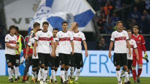 Die VfB-Spieler müssen sich nach der Partie gegen den FC Schalke 04 geschlagen geben. Foto: dpa