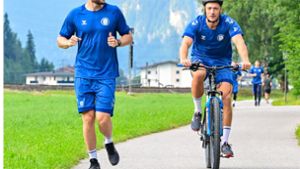 TVB-Spieler Samuel Röthlisberger (li.), Jerome Müller: Vorbereitung im Grünen Foto: Bildermacher-sport/Jens Körner