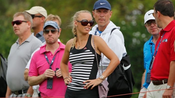 Caroline Wozniacki schaut ihrem Rory McIlroy über die Schulter