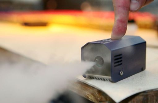 Nebelmaschine: Um in der Diskothek, auf der Theaterbühne oder vor der Filmkamera für besondere Stimmung zu sorgen, verdampft dieses Gerät bei rund 200 Grad ein Fluid aus Wasser und Glykolen zu einem künstlichen Nebel. Foto: dpa