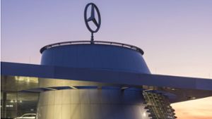Der Stern über der Mercedes-Niederlassung in Untertürkheim. Auch die Verkaufsräume und die Werkstatt am Firmensitz könnten an einen externen Händler verkauft werden. Foto: Imago/imagebroker/Lilly