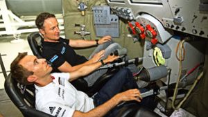Teamarbeit am Raumfahrt-Simolator: Porsche-Rennfahrer Timo Bernhard (vorne) und Astronaut M Foto: TU