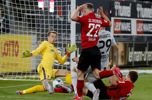 Leverkusens Kai Havertz (2.v.r.) erzielt das 0:1. Foto: dpa/Ronald Wittek