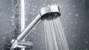 So berechnen Sie Ihren Wasserverbrauch in der Dusche. Foto: Tero Vesalainen / shutterstock.com