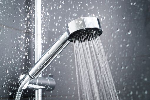 So berechnen Sie Ihren Wasserverbrauch in der Dusche. Foto: Tero Vesalainen / shutterstock.com