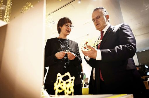 Anne Sievers (Founder, Designer von Tapylon) stellt OB Frank Nopper ihr „modular jewellery system“ vor. Foto: Lichtgut/Julian Rettig