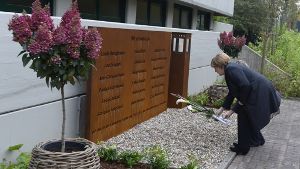 Bundeskanzlerin Angela Merkel legt an der Gedenkstätte des Joseph-König-Gymnasiums in Haltern Blumen nieder. Foto: POOL AFP