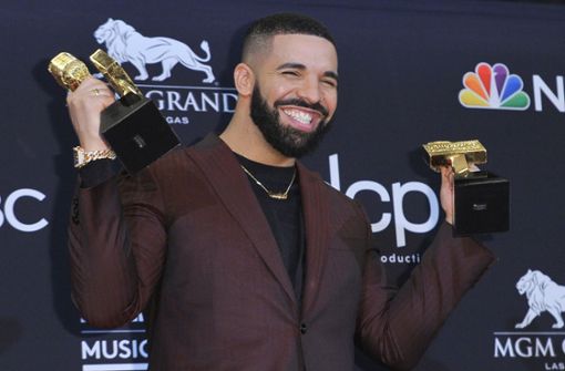 Drake posiert bei den Billboard Music Awards 2019 mit zwei von seinen zwölf Auszeichnungen Foto: dpa/Richard Shotwell