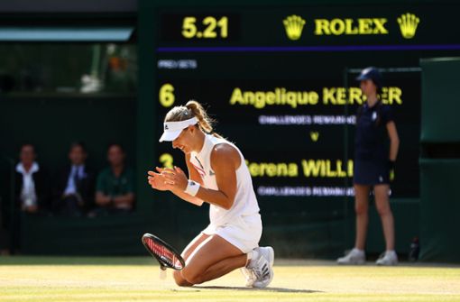 Fast schon ungläubig sinkt Angelique Kerber nach ihrem Wimbledon-Triumph 2018 auf den heiligen Londoner Rasen. Foto: Getty Images
