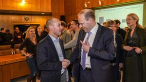 Gratulation zur Wahl: Stefan Belz erhält Glückwünsche vom Kollegen Bern Vöhringer. Foto: factum/Weise