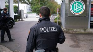 Polizisten vor der DFB-Zentrale in Frankfurt Foto: dpa/Frank Rumpenhorst