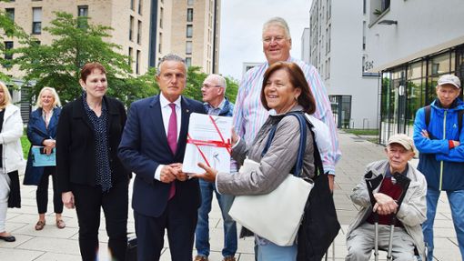 Im Sommer hat die Bürgerinitiative um Angelika Lehrer und Matthias Gaebler (rechts) die Unterschriften an OB Frank Nopper übergeben. Foto: Alexandra Kratz