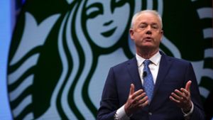 Starbucks-Chef Kevin Johnson will künftig spezielle Schulungen anbieten. Foto: dpa
