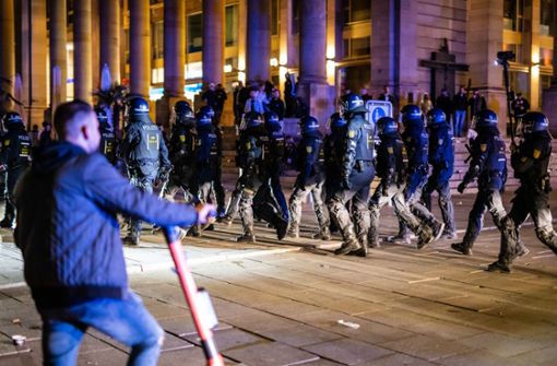 Die Polizei ist am Samstagabend in Stuttgart erneut angegriffen worden und musste ein Großaufgebot einsetzen. Foto: dpa