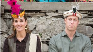 Ich hab’ drei Federn auf dem Kopf, ich bin ein Royal:  Der britische Prinz William von Großbritannien und Kate, Herzogin von Cambridge, tragen auf ihrer Pakistan-Reise verschiedene landestypische Kopfbedeckungen. Foto: dpa/Samir Hussein