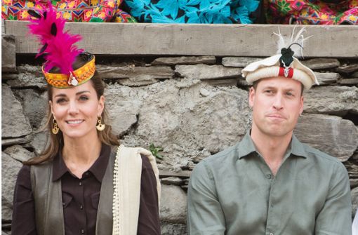 Ich hab’ drei Federn auf dem Kopf, ich bin ein Royal:  Der britische Prinz William von Großbritannien und Kate, Herzogin von Cambridge, tragen auf ihrer Pakistan-Reise verschiedene landestypische Kopfbedeckungen. Foto: dpa/Samir Hussein