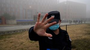 Ein Sicherheitsmann hindert Journalisten in Wuhan an ihrer Arbeit (Archibild). 99 Prozent der an der Umfrage teilnehmenden Journalisten gaben an, dass die Bedingungen in China kaum oder nie internationalen Standards für Berichterstattung entsprächen. Foto: Ng Han Guan/AP/dpa