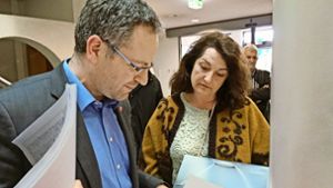 Ulrike Höflinger überreicht dem Uhinger Bürgermeister Matthias Wittlinger die Listen mit den Unterschriften gegen das künftige Baugebiet. Foto: Pflüger