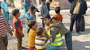 Willkommener Helfer: Serkan Eren wird von Flüchtlingskindern begrüß Foto: Balkanroute