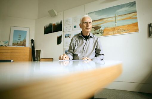 Jörg Schlaich in seinem Stuttgarter Büro im Jahr 2013 Foto: /Michael Steinert