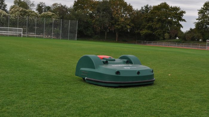 Ein Roboter mäht jetzt den Fußballplatz