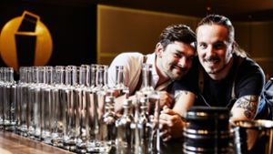 Steigen vorübergehend auf abgefüllte Cocktails um: Benji Blomenhofer und Jonas Hald von der Tintin Bar Foto: privat/privat