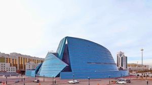 Auch das ist Kasachstan: Das zentrale Konzerthaus von Astana. Ein Architekturführer von Philipp Meuser zeigt die schönsten Gebäude. Unser Buch der Woche.  Foto: Philipp Meuser