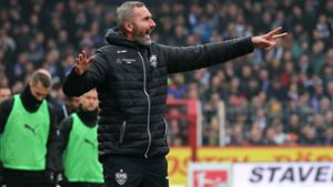 Tim Walter dirigiert sein Team – und will den VfB Stuttgart gegen den KSC zum Sieg führen. Foto: Baumann
