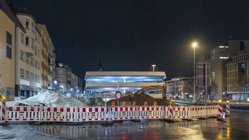 Noch ist die Esslinger Straße zwischen dem Breuninger-Parkhaus und dem Bohnen­viertel eine Baustelle. Hier sollen künftig täglich bis zu 4000 Fahrzeuge umgeleitet werden. Foto: Andreas Engelhard