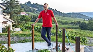 Thomas Diehl, seit Anfang des Jahres Chef des Weingutes Diehl, über der Terrasse, die er nicht mehr nutzen darf. Foto: Andreas Engelhard