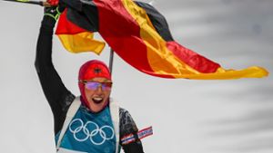 Die Siegerin mit Flagge: Laura Dahlmeier feiert ihre zweite Goldmedaille Foto: dpa