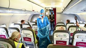 Flugbegleiterin in neuer Mission: Die Tücher zur Händedesinfektion werden später wieder eingesammelt Foto: Lichtgut/Ferdinando Iannone