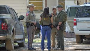 Beamte der Strafverfolgungsbehörden sind in der Nachbarschaft  nach dem Blutbad in Texas im Einsatz. Foto: dpa/David J. Phillip