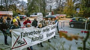 Die Proteste gegen die Luftverschmutzung durch den Autoverkehr – hier im Dezember 2016 im Bereich Neckartor – reißen nicht ab. Foto: Lichtgut/Max Kovalenko
