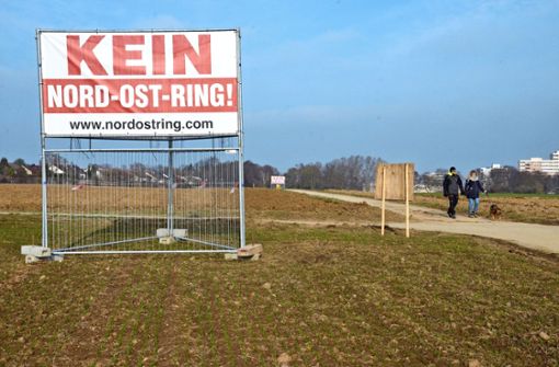 Mit großen Schildern hatten Naturschützer in Kornwestheim in der Vergangenheit gegen den Nordostring protestiert. Foto: Archiv/Michael Bosch