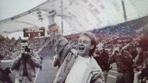 Rainer Zobel bejubelt den denkwürdigen Sieg der Stuttgarter Kickers beim FC Bayern  München am 5. Oktober 1991. Foto: Baumann/Pressefoto Baumann