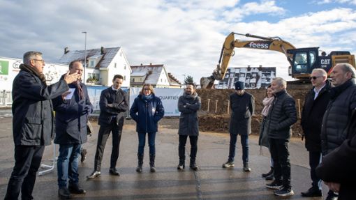 Matthias Günther und Otto Ruppaner (v.l.) begrüßen die Projektbeteiligten am Bauplatz des zukünftigen Lindenquartiers Foto: Tim Kirstein
