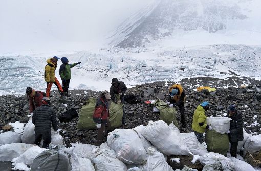 Anfang Mai sind auf chinesischer Seite des Everest Tonnen von Müll gesammelt worden. Foto: dpa