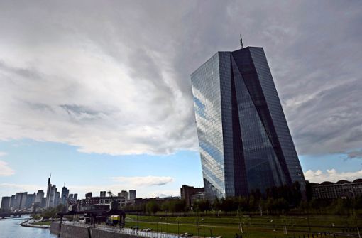 Die Wolkendecke über  der  EZB in Frankfurt reißt auf. Foto: dpa/Arne Dedert
