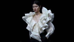 Nicht zu übersehen: ein Model präsentiert auf der Fashion Week in Peking  ein Outfit. Foto: AFP/WANG ZHAO