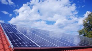 Solaranlagen auf Dächern sind in Stuttgart noch wenig verbreitet. Mit ihnen kann die Stromerzeugung durch Kohle und Gas reduziert werden. Foto: dpa