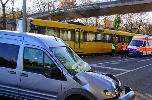 Immer wieder kracht es in Stuttgart, weil Autofahrer die Stadtbahnen übersehen. Foto: Andreas Rosar (Archiv)