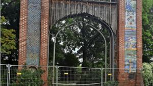 Das Tor ist zu einem Wahrzeichen des Wangener Jugendhauses geworden. Wegen der Arbeiten für den  Neubau steht  es  derzeit  hinter einem Zaun. Foto: Elke Hauptmann