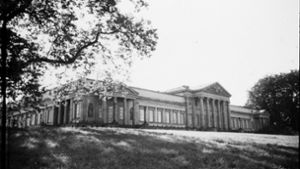 Schloss Rosenstein 1942, vor der Zerstörung der Fliegerbomben. Wie es im Innern ausgesehen hat, zeigt die Bilderstrecke. Foto: Stadtarchiv Stuttgart