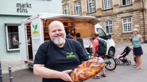 Achim Stumpp führt die gleichnamige  Biobäckerei in Deizisau und verkauft seine Backwaren auf dem Esslinger Wochenmarkt  und anderswo. Foto: Ines Rudel