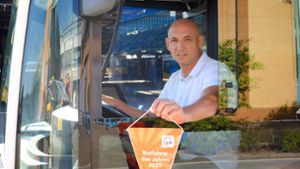 Darko Mijatovic ist seit 1998 als Busfahrer in Stuttgart unterwegs. Foto: Lichtgut/Max Kovalenko