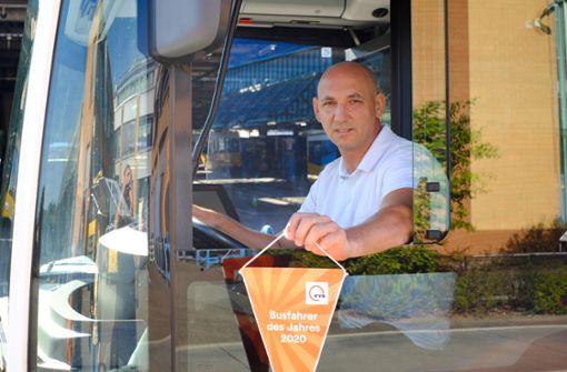 Darko Mijatovic ist seit 1998 als Busfahrer in Stuttgart unterwegs. Foto: Lichtgut/Max Kovalenko