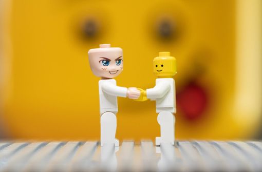 Eine Figur des Herstellers Qman (links) und eine Figur des Herstellers Lego in dem Geschäft „Steingemachtes“ Foto: dpa/Friso Gentsch